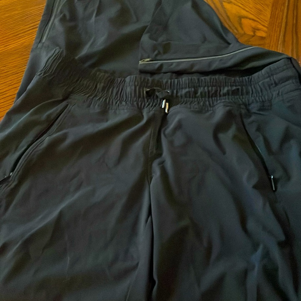 ATHLETA!! lightweight black pants size 8. Comfy casual !